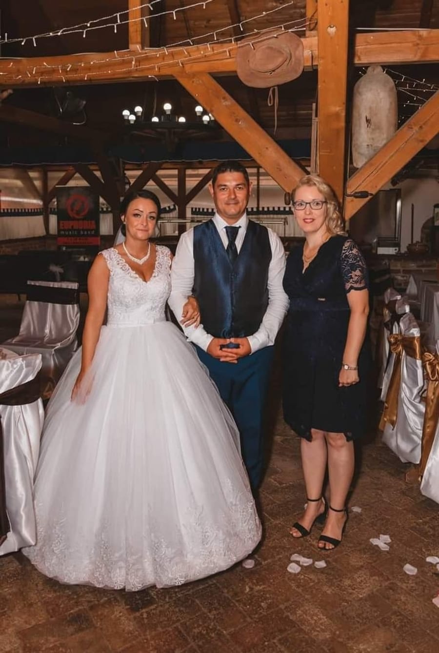 Elegáns esküvői jelenet szeretetteljes részletekkel.